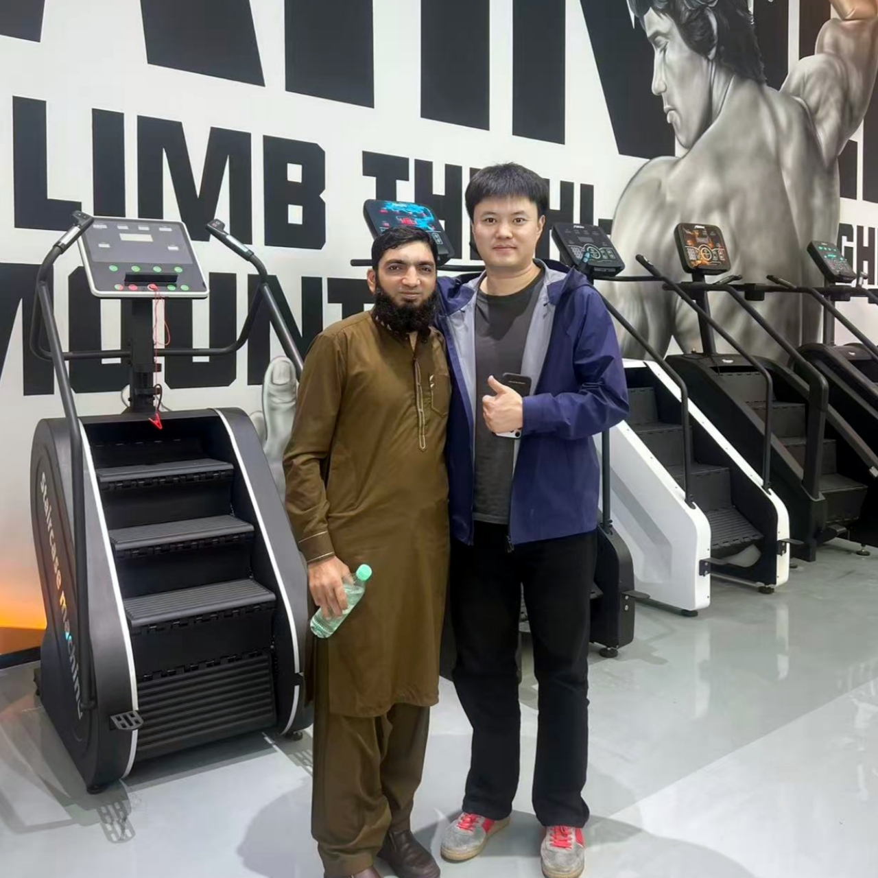 yingruis Fitness Equipment Technology Co., Ltd.는 파키스탄 고객을 위한 곡선형 트레드밀 30대 주문을 성공적으로 완료했습니다.